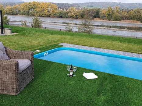 Pojízdná terasa s umělou trávou